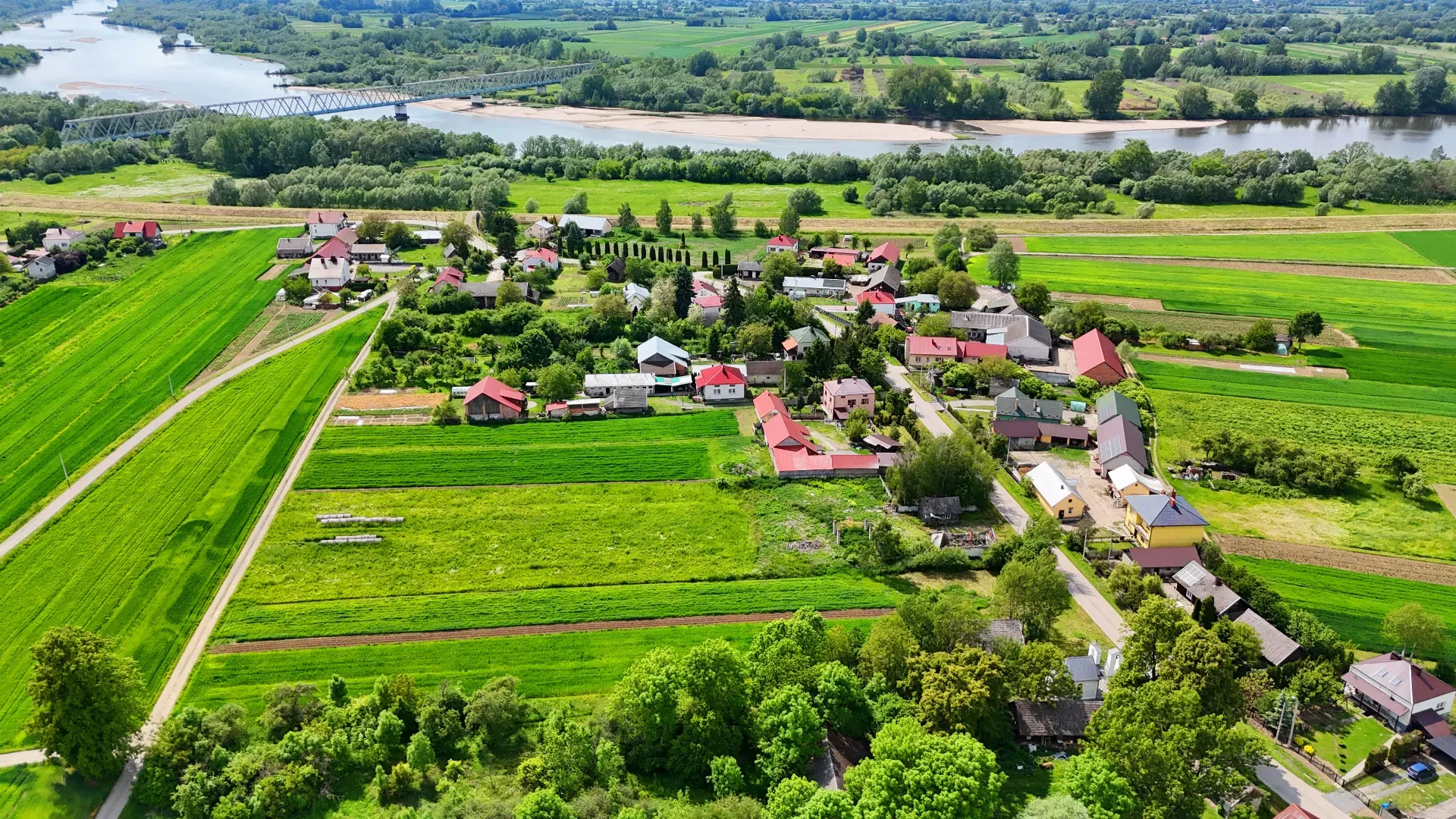 Działa nad Wisłą z budynkiem mieszkalnym 8