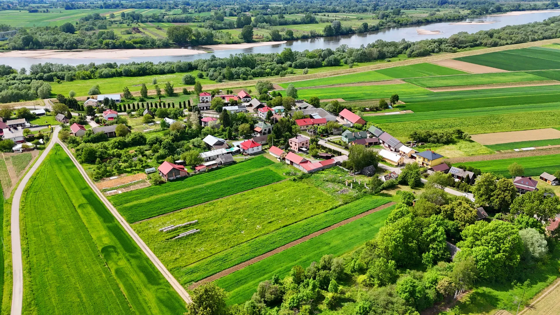 Działa nad Wisłą z budynkiem mieszkalnym 10