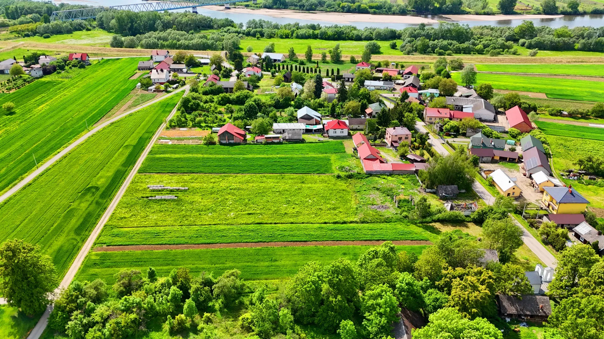 Działa nad Wisłą z budynkiem mieszkalnym 16